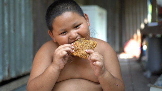 阿西恩胖子在户外吃鸡快速地美味的肖像图片