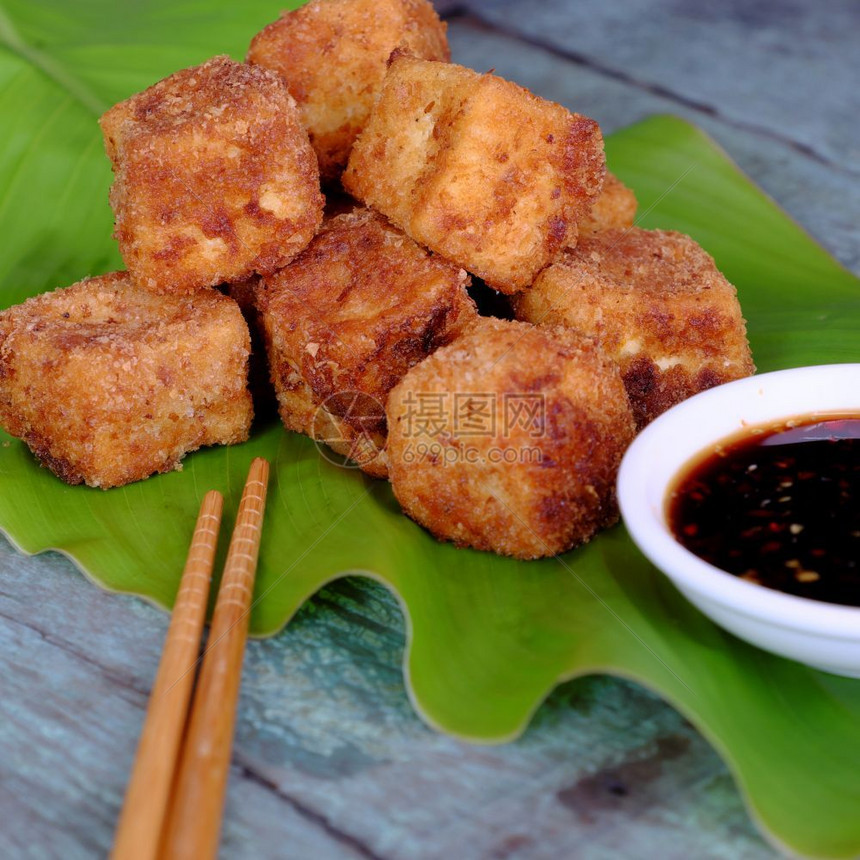 粉末覆盖越南烹饪的节食素品有香料力的油豆腐面粉薄煎绿叶背景的自制食物素大豆酱和力量图片
