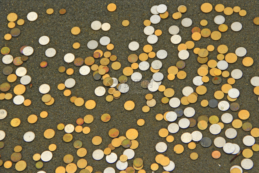 地板上散落的乌克兰硬币金属钱白色和黄乌克兰小硬币零钱乌克兰硬币散落在地板上金属钱白色和黄小硬币经济铜商业图片