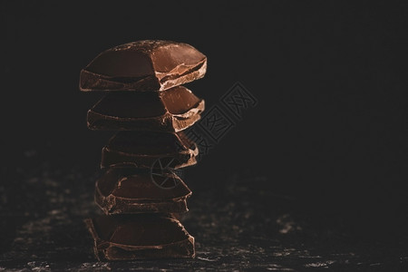 美食黑背景的巧克力块堆叠与复制空间断裂黑背景的巧克力块堆叠间距BreakingdarkChuckryblockstage钥匙碎背景图片