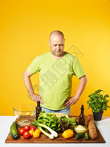 吃关心超重餐桌上新鲜沙拉成分中年人复制空间和黄色背景图片