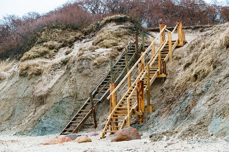 海边的木楼梯陡峭海岸的楼梯陡峭海岸楼梯边木脚步户外海岸线图片