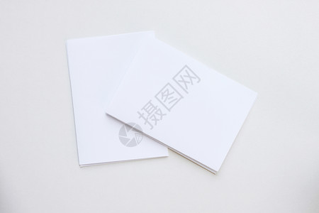 卡贴素材素材水平的营销将商业空白卡贴在办公桌顶视图上为您设计实际的设计图片