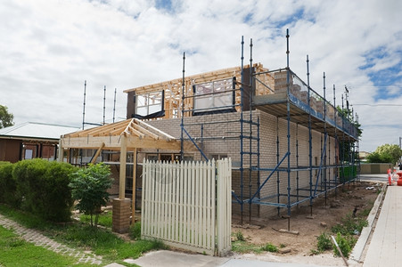 脚手架地点技术正在建设中的新住宅以对抗蓝天图片