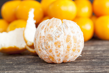 皮革橘子与其他一起躺着皮革橘子节食不同的收藏图片
