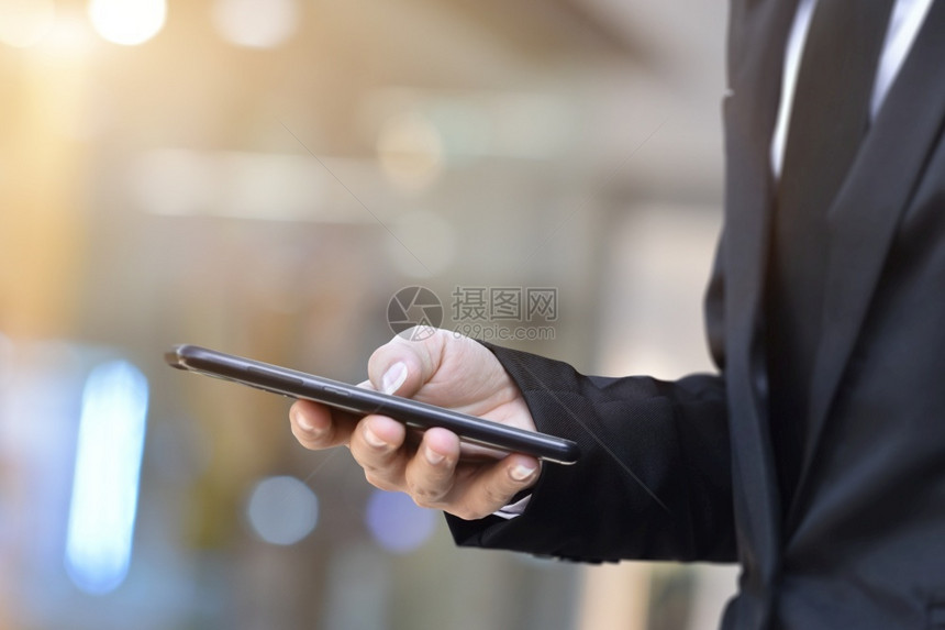 公司的现代短信使用移动智能手机的近身男子商业和技术概念商机和技术概念图片