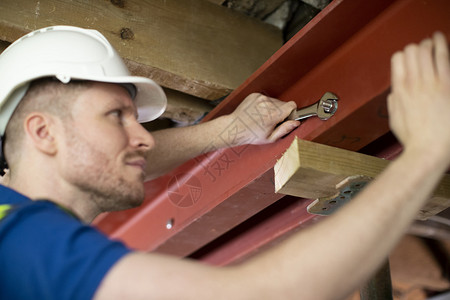 装修建设者扳手筑工人体能钢铁支持波束进入翻修房顶的改造图片