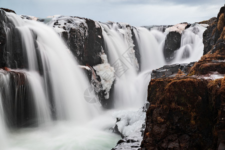 风景北流动的冰岛科卢格朱福尔瀑布阴天的特写高清图片