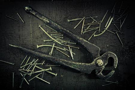 行业古老的旧钢针尖钳和钉子印在鬼背上指甲硬件图片