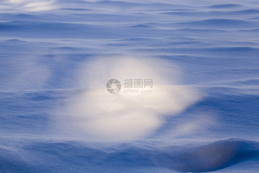 经过美丽白色的阳光照耀下一个地方有雪的漂浮冬阴影中户外紧闭图片