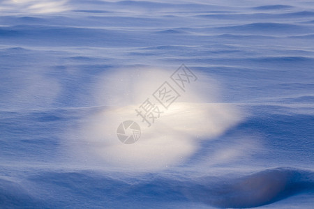 经过美丽白色的阳光照耀下一个地方有雪的漂浮冬阴影中户外紧闭图片