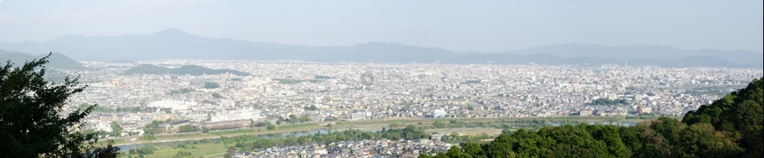 城市日本京都林山周围一座山上的亚林全景观的宽旅行图片