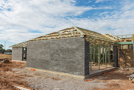 新的结构体正在建设中的新住宅以对抗蓝天真实的图片