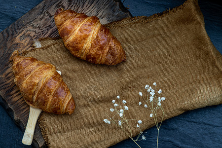 甜的美丽味新鲜羊角面包放在木板上准备吃东西美味的法国早餐文字之地盘子图片