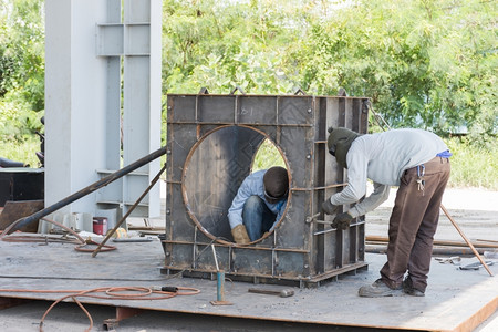 沙井为了工匠由大金属盒焊接厂内预铸混凝土井孔的焊接板中工作身份不明人图片