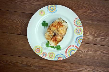 斯克罗德烤鳕鱼排放在盘子里背景
