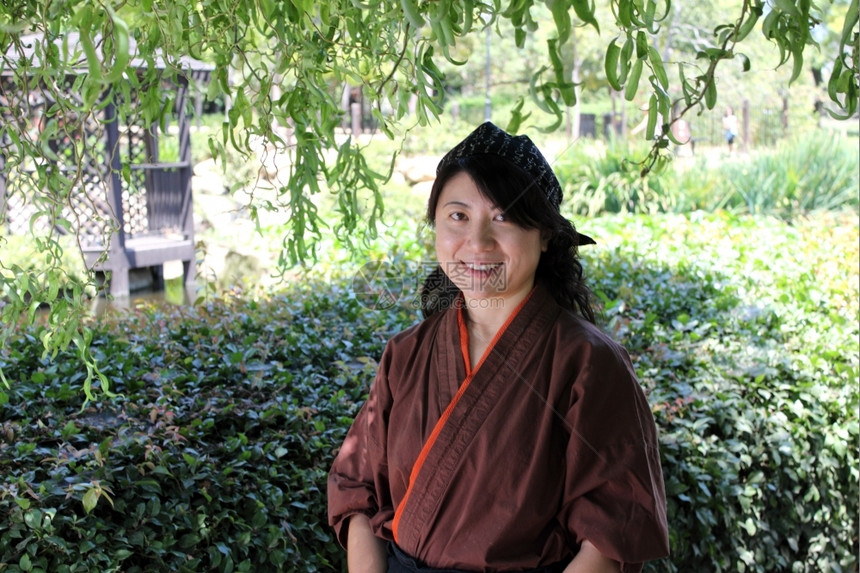 一名穿传统服装的日本妇女肖像微笑孩快乐的图片