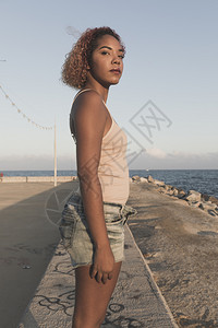 在巴塞罗那海滩站着穿短裤的非裔美国妇女海洋水户外图片