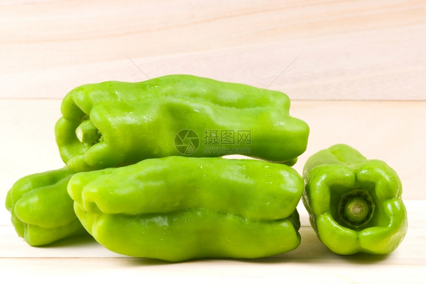 木板可口食物制背景的绿色胡椒组群图片