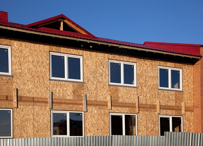 建造房屋完成工程日光灯木头桁架真实的图片