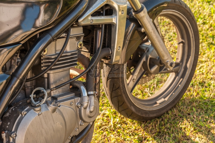 强大的自行车关闭旧摩托发动机的近视一种图片