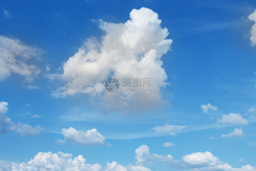 田园诗般的美丽蓬松云和天空图片