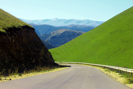 北高加索地区旅行的山高速公路和地貌景观天空气夏图片