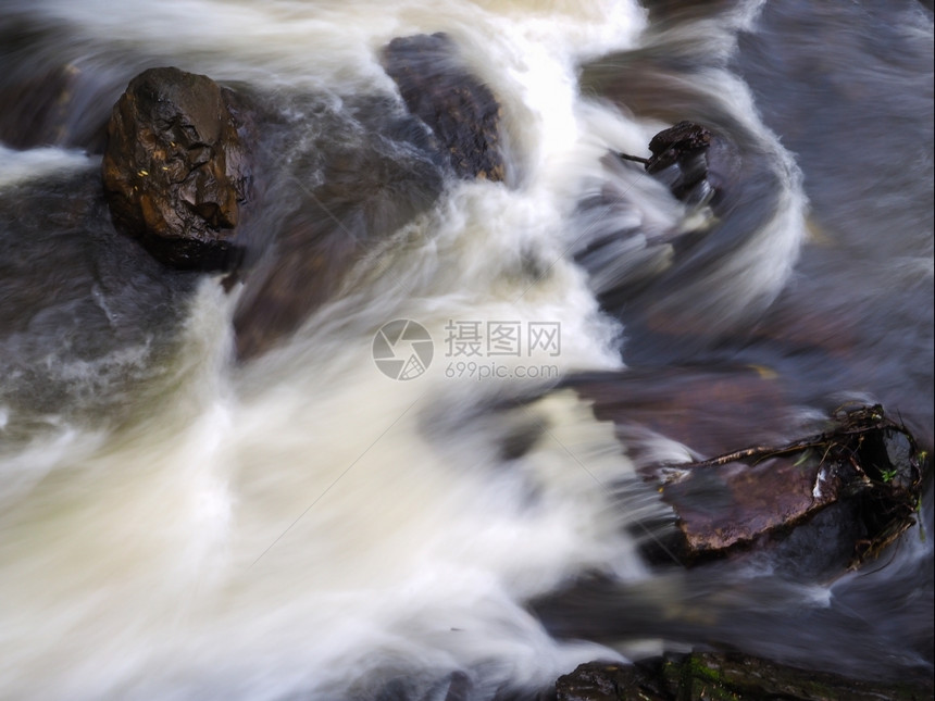 季节长期于岩石周围的河水中强烈洋流急干净图片
