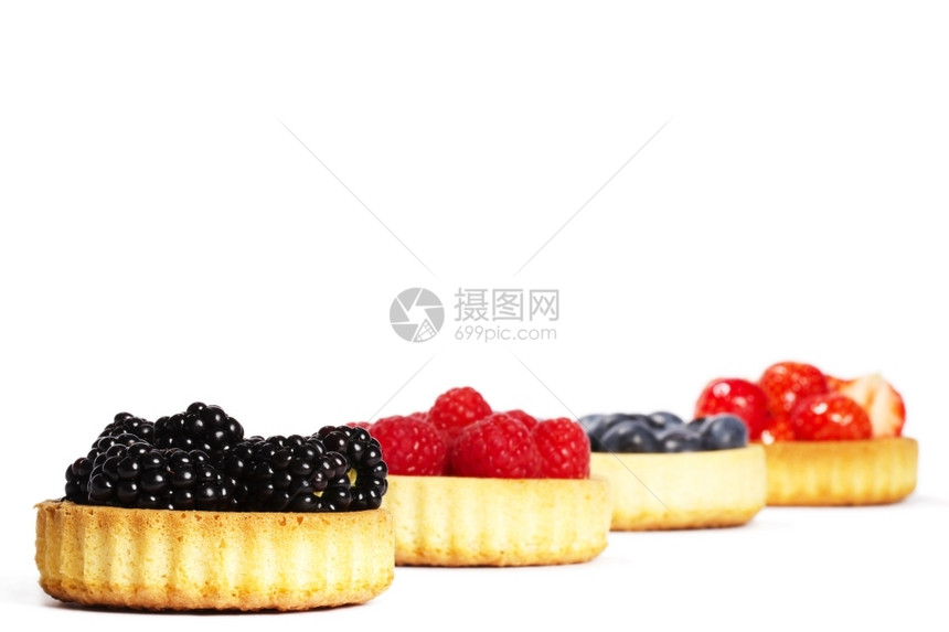 吃黑莓和其他果子在薄饼蛋糕中的黑莓和其他浆果黑莓和其他野果在白色背景的薄饼中白色荒野图片