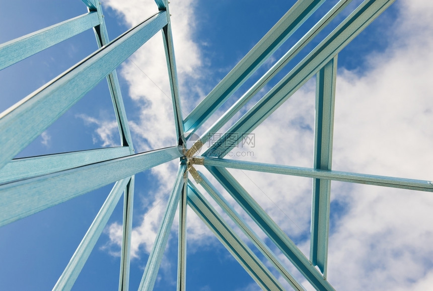 地点框架屋新的住宅建筑家用金属制成新以对抗蓝色的天空碎片图片
