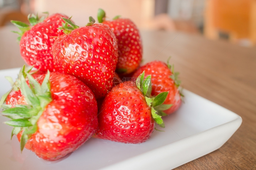 有机的果味桌上白色盘子新鲜成熟的草莓股票照片图片