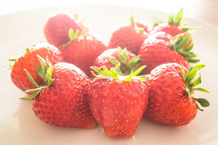 吃白色盘子上新鲜成熟的草莓股票照片甜的桌子图片