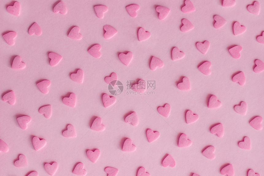 婚礼面包店时髦的粉红甜点在背景纹理上以心的形式喷洒图片