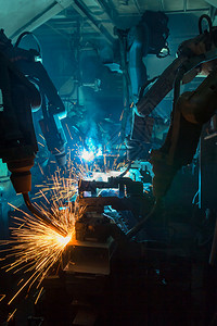 生产工业的机器人在汽车厂焊接服务图片