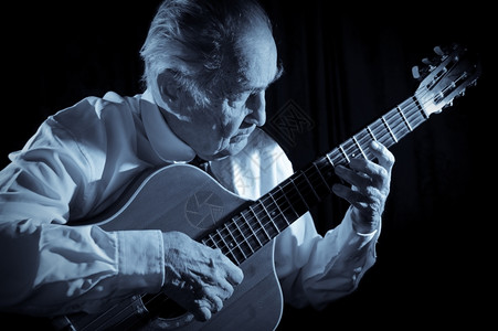 巴斯塔祖父一个穿白衬衫的老人弹着声音吉他黑暗背景单色细绳图片