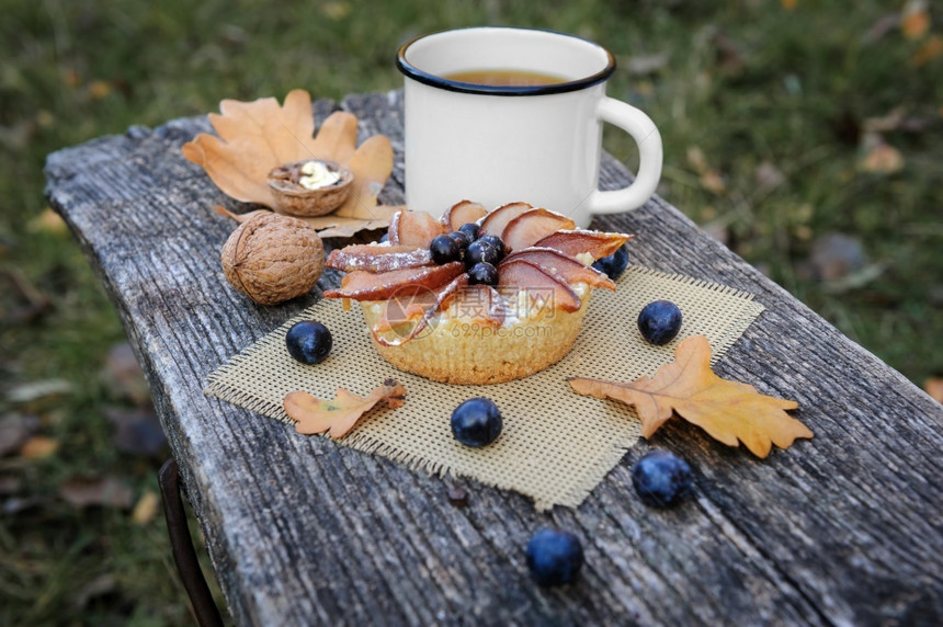 生活马克杯浪漫的秋天仍然有生命篮子蛋糕茶杯胡桃黑角浆果和叶子在寒冷的色彩中浪漫秋天木板图片