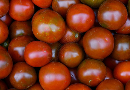 在集市出售新收成的西红柿多汁吃色图片