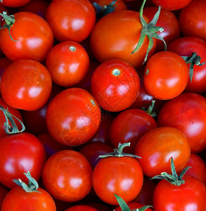 新的夏天在集市出售新收成的西红柿自然图片