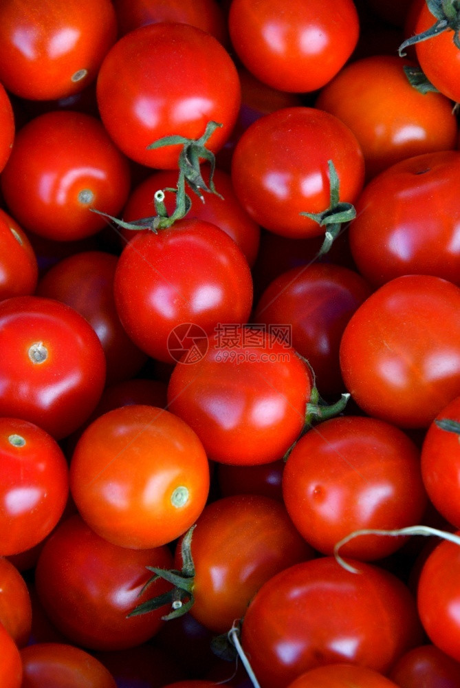 乡村的销售维他命在集市出售新收成的西红柿图片