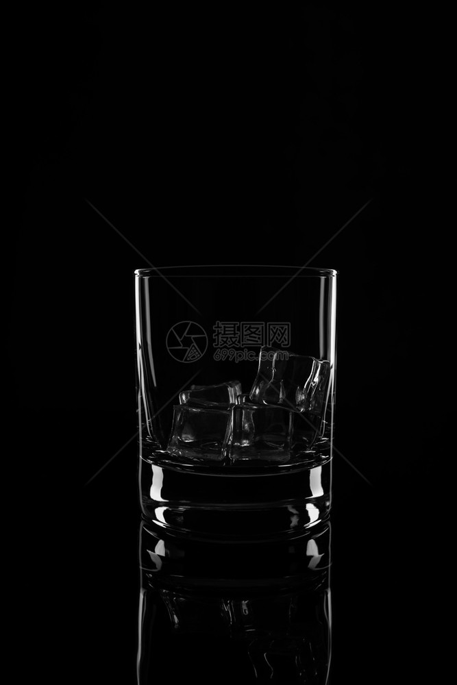 反射玻璃与冰立方隔离在黑色背景上玻璃与冰立方隔离在黑色背景上单身的食物图片