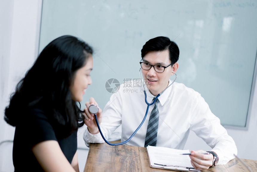 诊所高级的人们亚洲医生和病人坐在桌面上讨论一些事情同时讨论医学和保健概念医药和保健概念图片