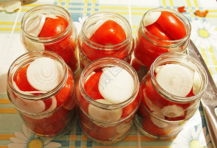 戒指健康玻璃罐装洋葱的美味番茄罐头图片