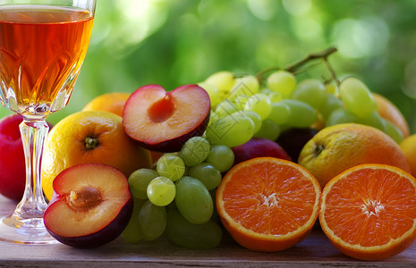 葡萄栽培酒鬼和李子柠檬水果葡萄和梅子透明图片