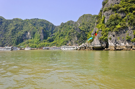 天空绿色越南哈隆湾DauGo山洞的旅游船海洋图片