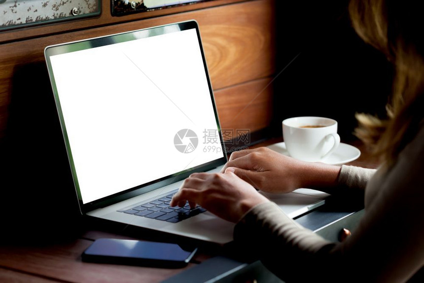 监视器可选择的早晨妇女上午在办公桌使用笔记本电脑图片