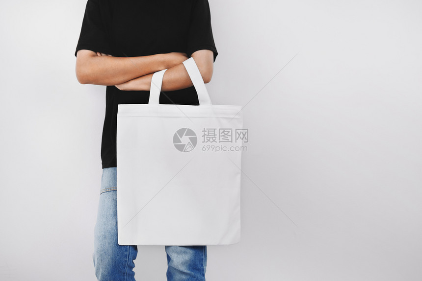 包市场持有生态织物袋的妇女在白色背景上被孤立人们图片
