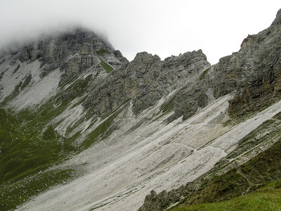 岩石奥地利灰色的在斜坡上山崩中走着小步行道在山崩中的走着图片