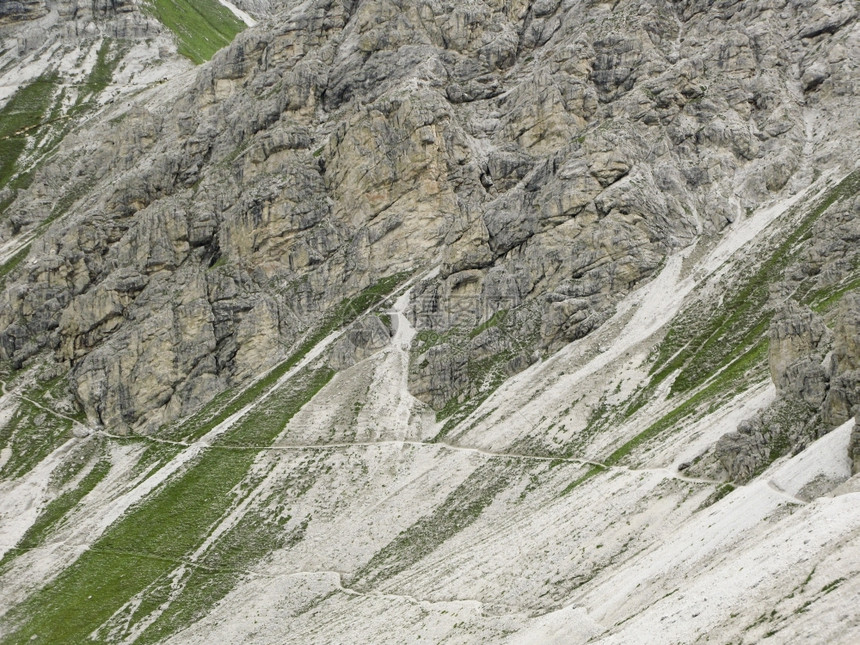 在斜坡上的山崩中走着小步行道在山崩中的走着景观欧洲谷图片