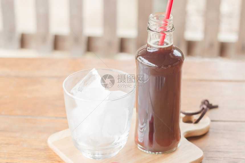 玻璃装有冰的黑咖啡瓶子库存照片氧化剂早餐图片