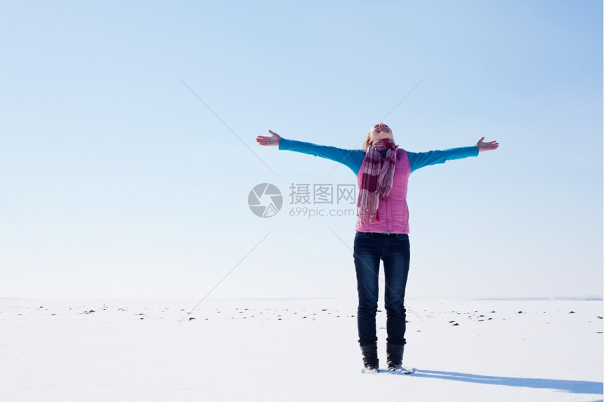 荣耀情绪化的少女与举起手站在蓝天对面冬图片